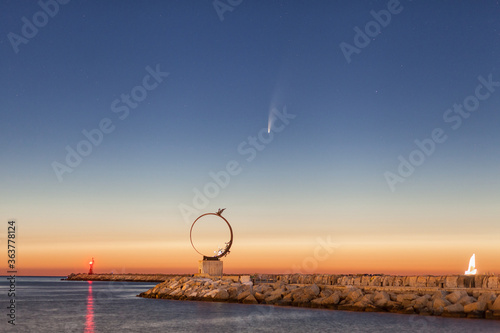 Fotografía July, 9, 2020: C/2020 F3 Neowise comet over the pier of San Benedetto del Tronto