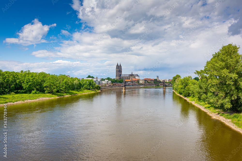 Magdeburger Dom und Elbe in Magdeburg an einem Tag im Sommer Magdeburger Dom und Elbe in Magdeburg an einem Tag im Sommer