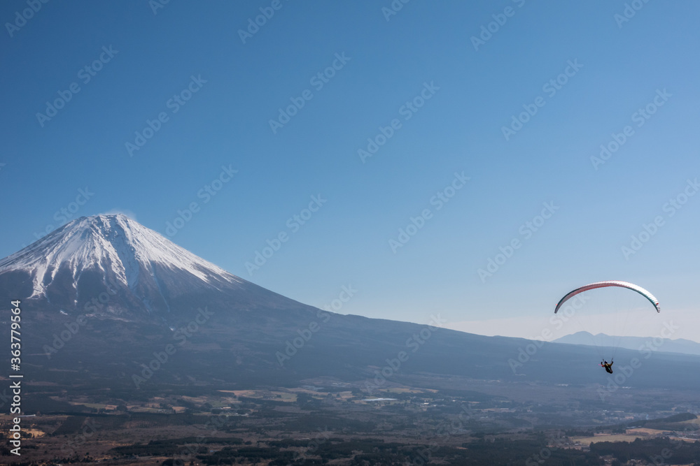 富士山とパラグライダー。2月の朝霧、井の頭エリアにて撮影