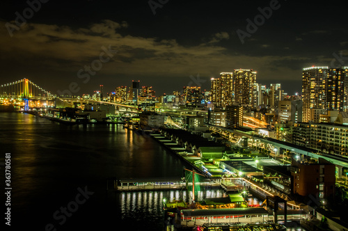 レインボーブリッジとビル夜景 © NCP