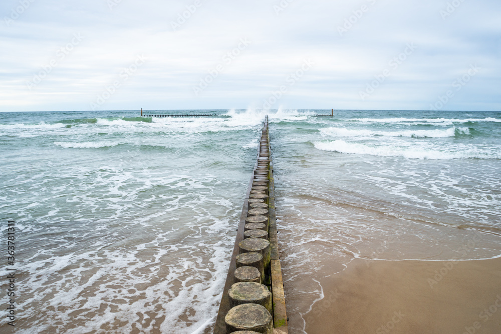 drewniany falochron na Bałtyckiej plaży - obrazy, fototapety, plakaty 