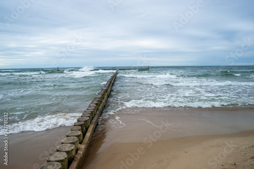 drewniany falochron na Bałtyckiej plaży