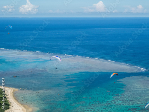 海上を飛ぶパラグライダー