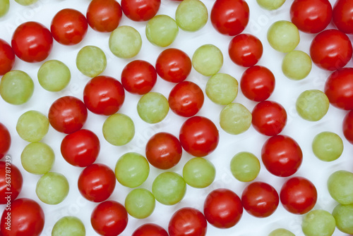 circle on white from tomatoes and grapes