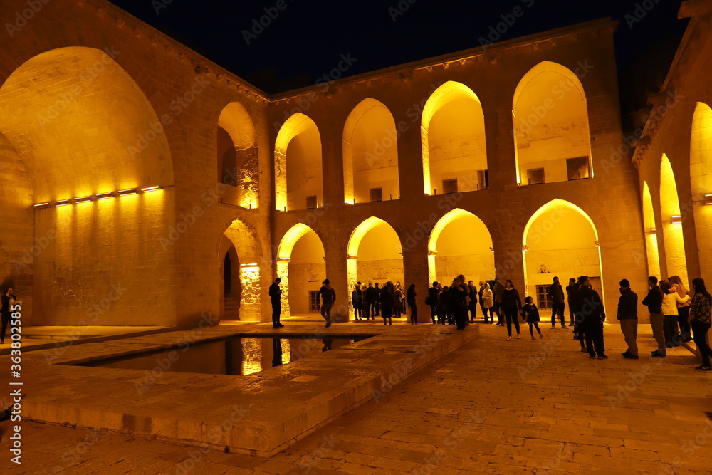 Mardin Artuklu ilçesinde bulunan tarihi Kasımiye Medresesinde ışık, insan ve yansıma