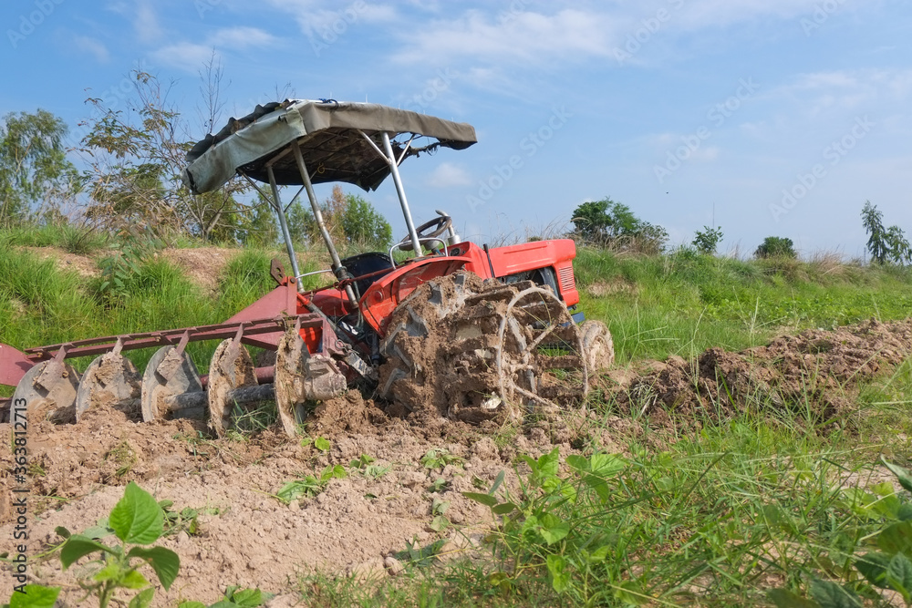 Wheel of old tractor plowing the soil for planting stuck the mud in agricultural fields. foto de