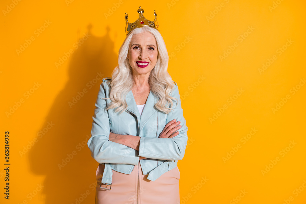 Portrait of her she nice-looking attractive pretty charming lovely content cheerful gray-haired woman wearing crown folded arms isolated over bright vivid shine vibrant yellow color background Portrait of her she nice-looking attractive pretty charming lovely content cheerful gray-haired woman wearing crown folded arms isolated over bright vivid shine vibrant yellow color background