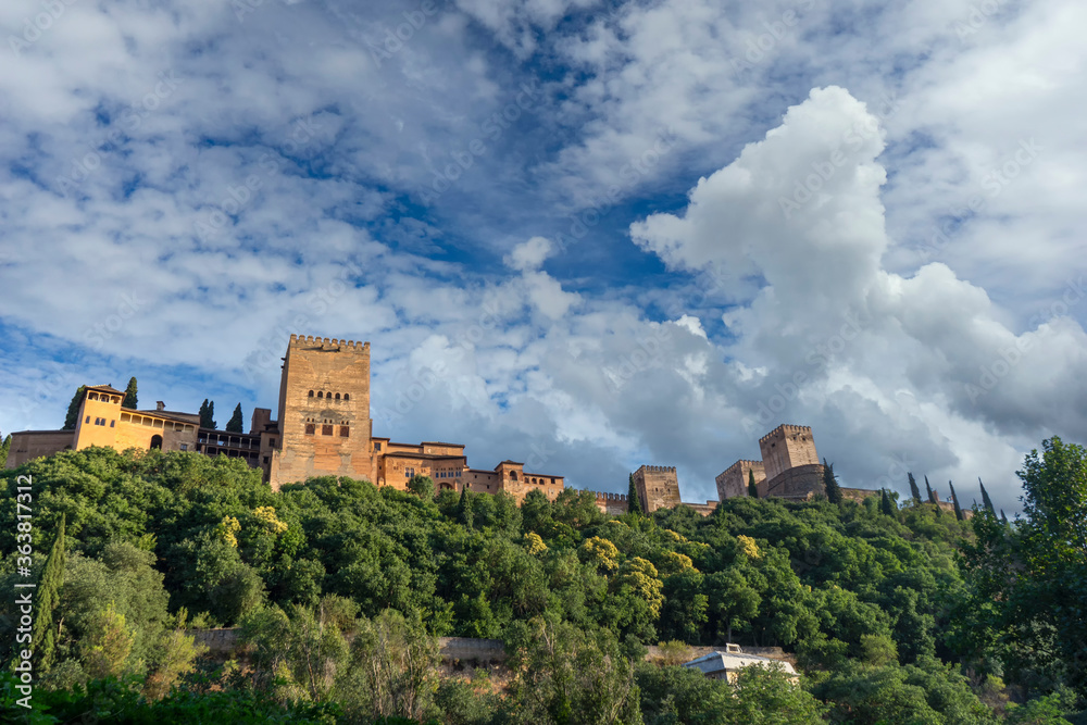 hermosa vista del mayor monumento de Andalucía, la alhambra de Granada	