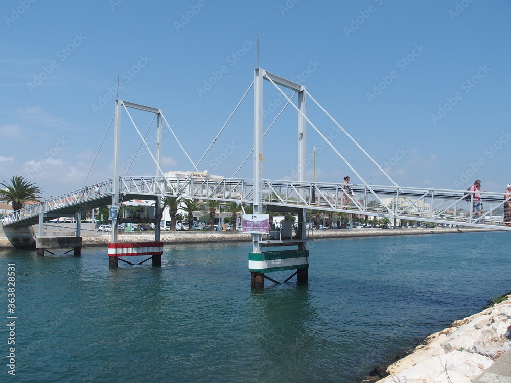 Die Klappbrücke von Lagos Portugal überspannt den Kanal Bensafrim