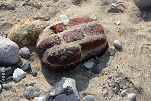 an den strand gespülte rundgeschliffene mauerreste photo