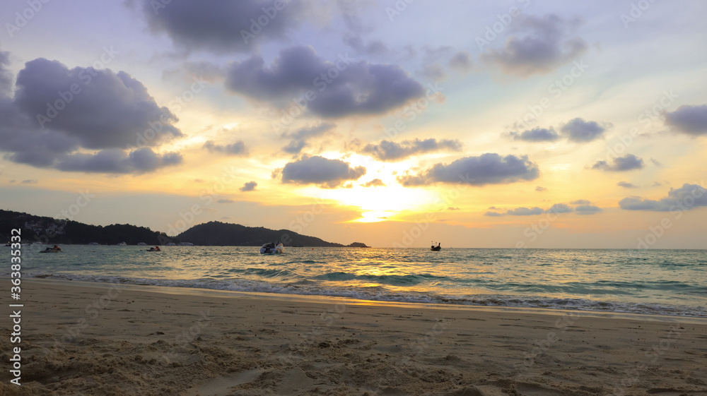 Obraz premium Sunrise on the tropical beach. Andaman sea