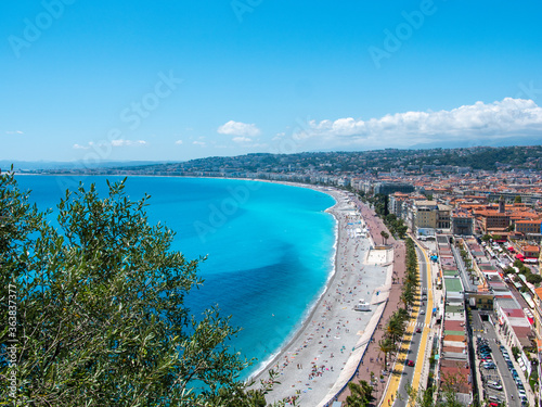 vue en hauteur sur la promenade des anglais, à Nice © flavien