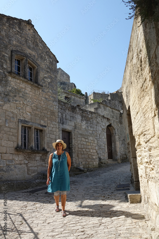 Frau in einer Gasse in Les Baux-de-Provence