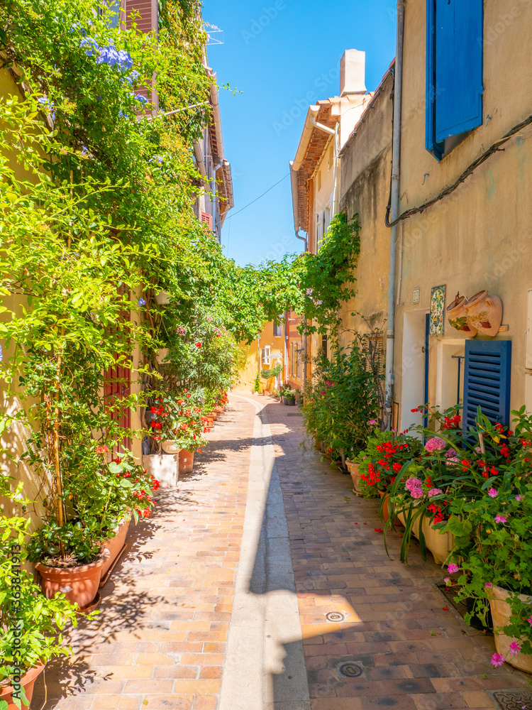 ruelle dans le village de Cassis en Provence (France)