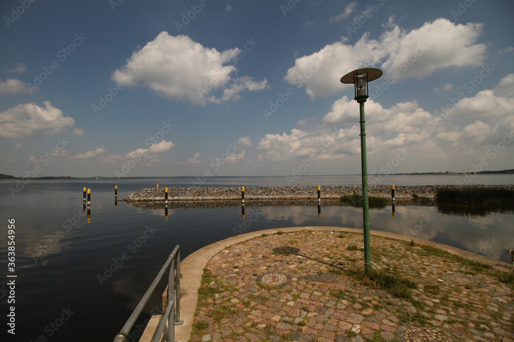 Sommer an der Mecklenburgischen Seenplatte; Blick vom Kummerower Hafen über den gleichnamigen See