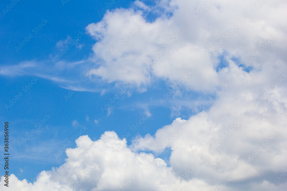 Obraz premium Fantastic soft white clouds against blue sky