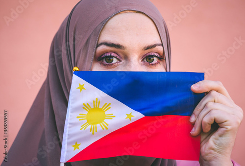Canvas Print Muslim woman in hijab holds flag of Philippines