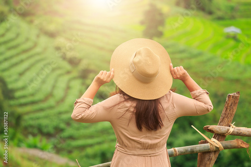 Φωτογραφία woman with hat and looking at mountain, Pa bong peang, Mae jam, Chiang Mai, Thai