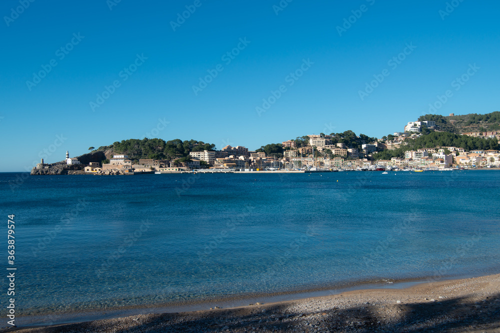 Port de Sóller, Mallorca, mit Blick auf den Leuchtturm