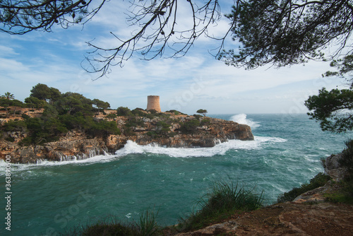 Torre de Cala Pi, alter Leuchtturm in Cala Pi, Mallorca, Spanien