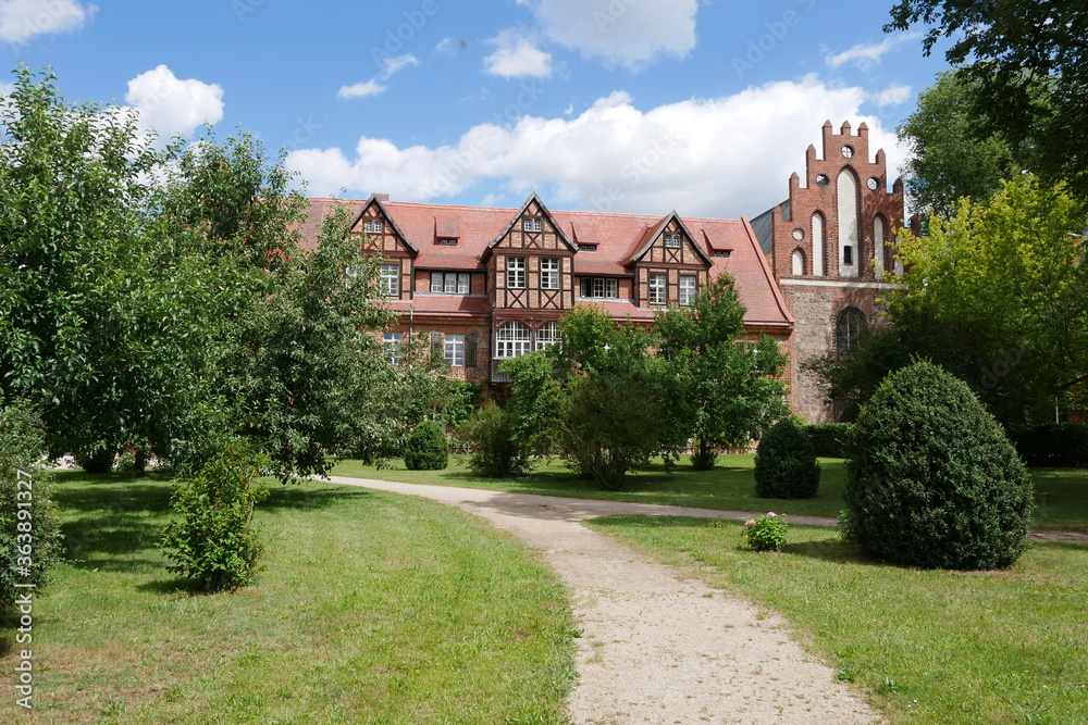 Gotisches Kloster Stift zum Heiligengrabe in Brandenburg Klostergarten und Park