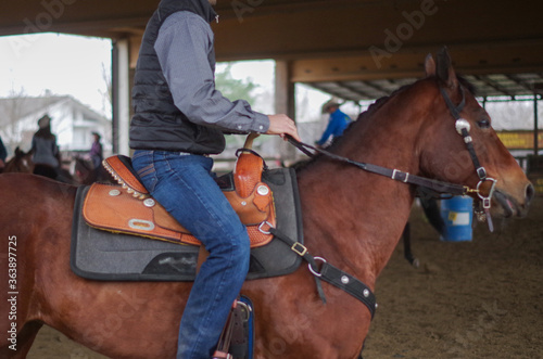 Cowboy a cavallo marrone nel ranch photo