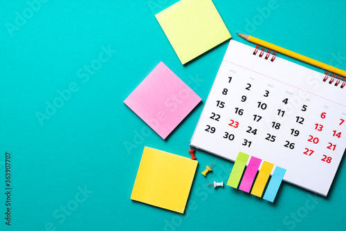 Foto close up of calendar on the green table, planning for business meeting or travel