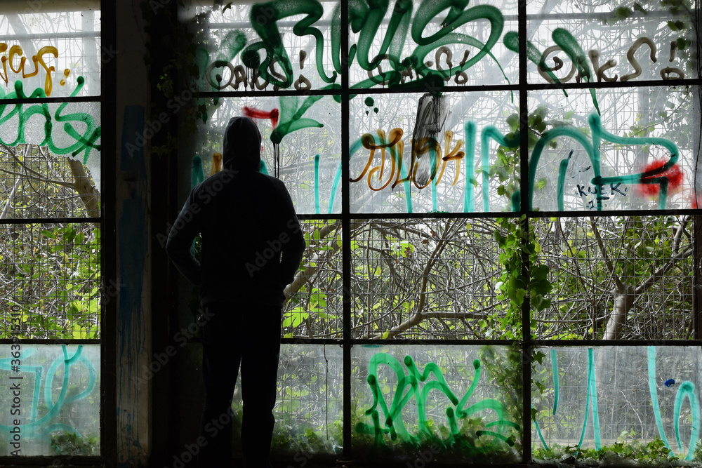 Fototapeta premium man shattered windows