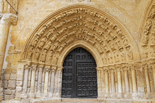 Southern door of the church of Santa Maria. This temple-fortress was constructed by the Order of the Templars at the end of the 12th century, in the transition from Romanesque to Gothic.