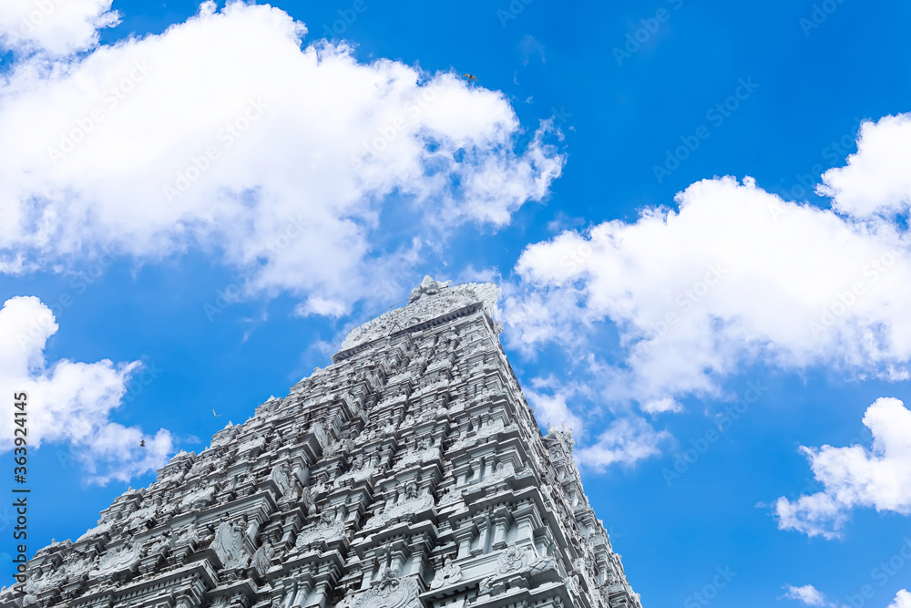 Obraz premium Beautiful view of gopuram in the Hindu Temple and Amazing blue sky background at Hindu Temple.