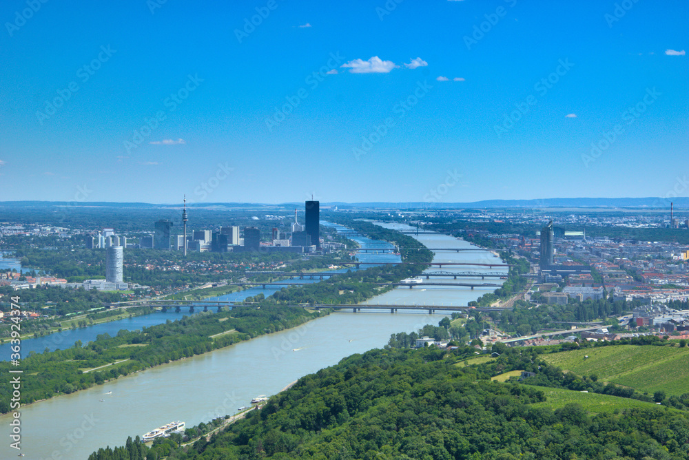 Panoramablick über Wien mit Donau, Donauturm Millenium Tower und VIC