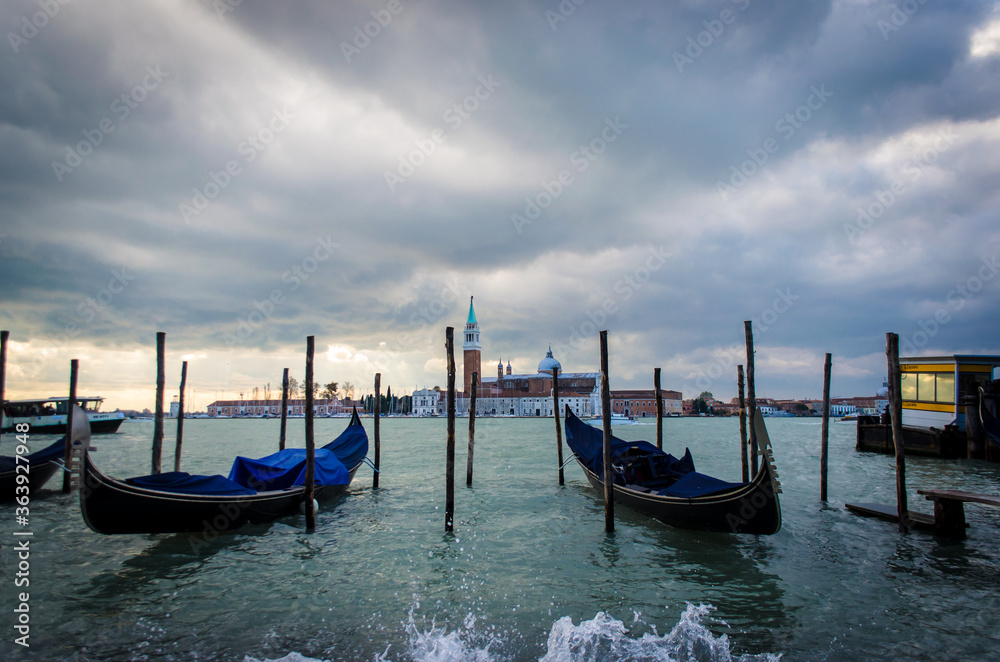 Gondole parcheggiate nel bacino di San Marco a Venezia d'inverno