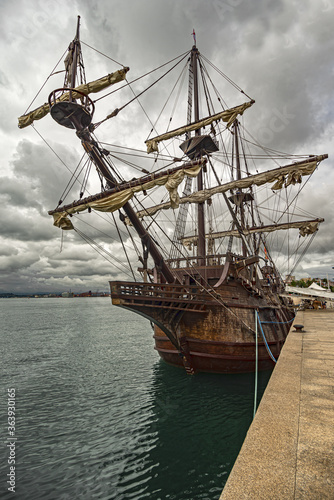 galeón Andalucía amarrado en el muelle del puerto de Santander