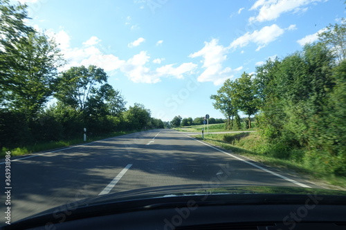 Landstraße - Straße - Asphalt - Auto - Auto fahren
