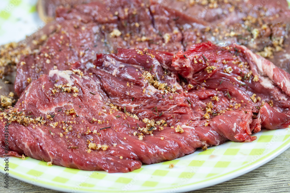 bavette de boeuf cru dans une assiette