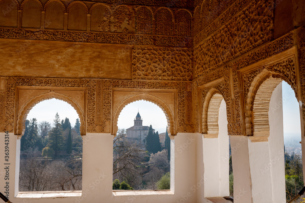 Fenêtres dans Le Généralife avec vue sur l’Alhambra