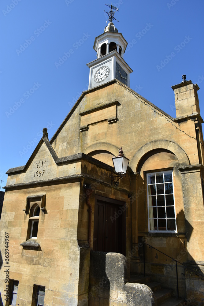 England, Gloucestershire, Cotswolds, Chipping Campden, houses and church