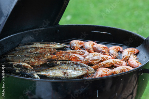 Barbacoa de carbón con pescado y marisco visto de muy cerca y en exteriores photo