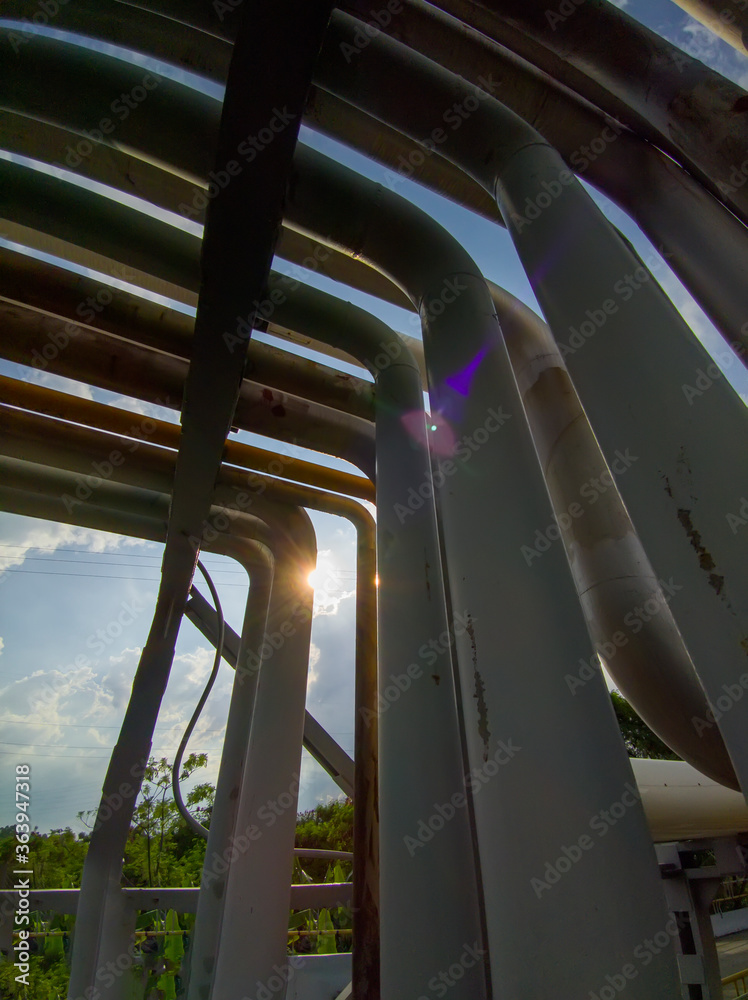Obraz premium Pipelines for the transportation of industrial oil and gas.