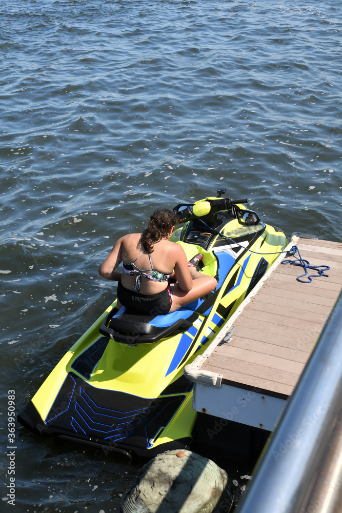 Obraz premium WOMAN ON JETSKI