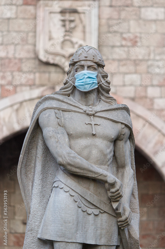 Estatua del rey Pelayo con mascarilla durante la pandemia del COVID-19. Cangas de Onis, Covadonga, Asturias, España.