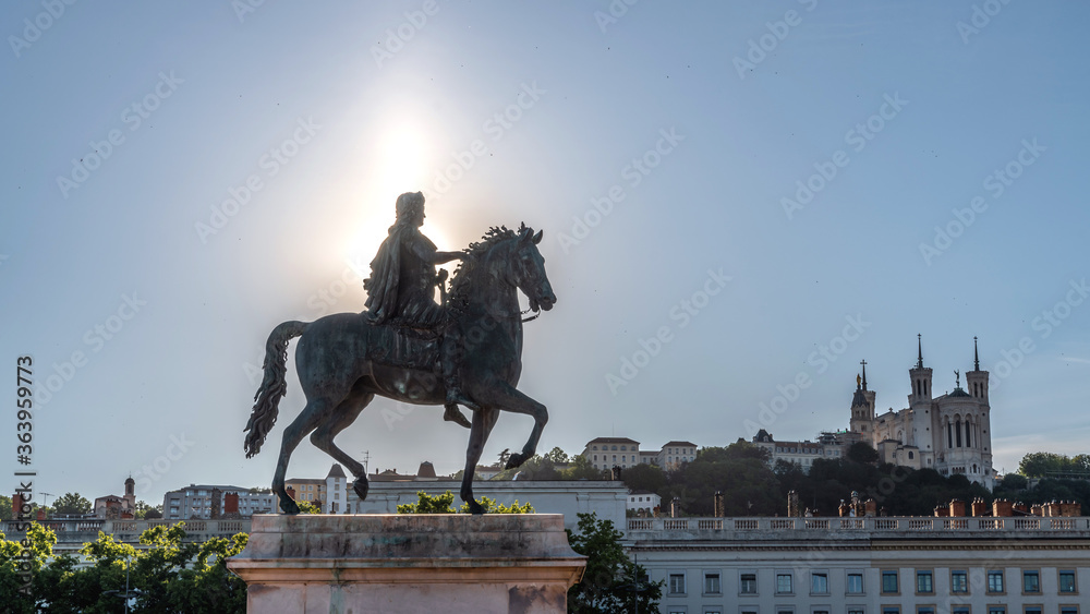 Obraz premium Statue de Louis XIV sur la place Bellecour et Fourvière à Lyon