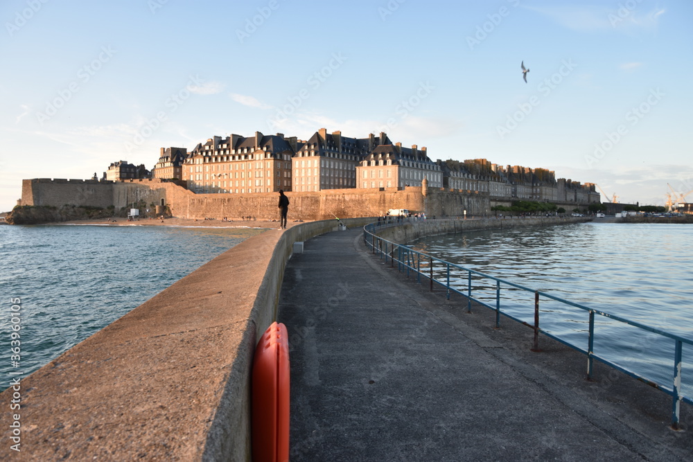 Obraz premium saint-malo, digue, remparts, beauté, soleil