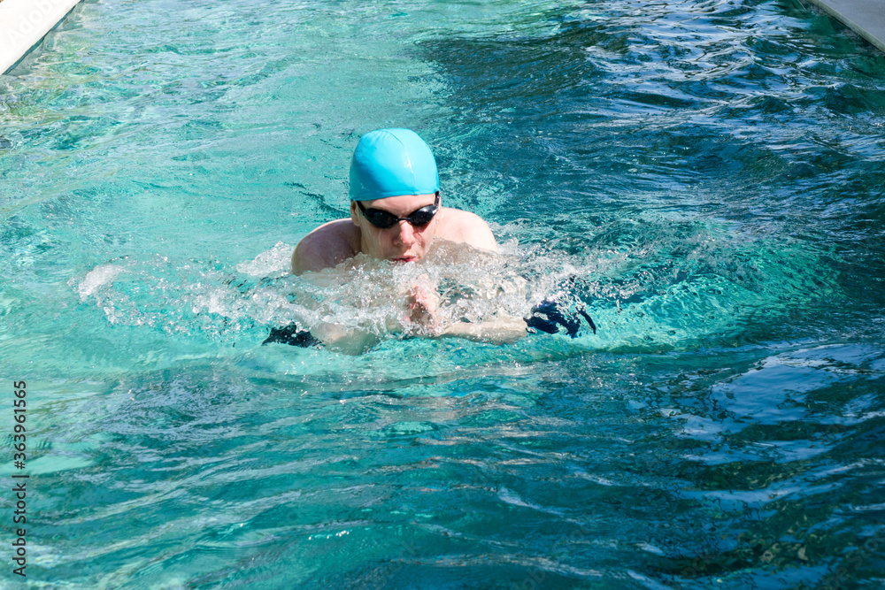 The young man swims sports style