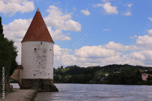 Blick auf den Schaiblingsturm am Ufer des Flusses Inn in der Altstadt von Passau in Niederbayern photo