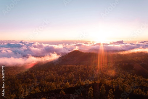 Puesta de sol sobre una montaña cercana a El Teide © Alexander