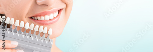 Piękny uśmiech i białe zęby młodej kobiety.