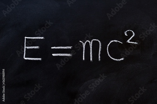 Fórmula de la relatividad general de einstein escrita con tiza en la pizarra