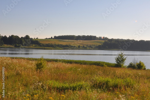Polska - Mazury - Warmia. Krajobraz z jeziorem.