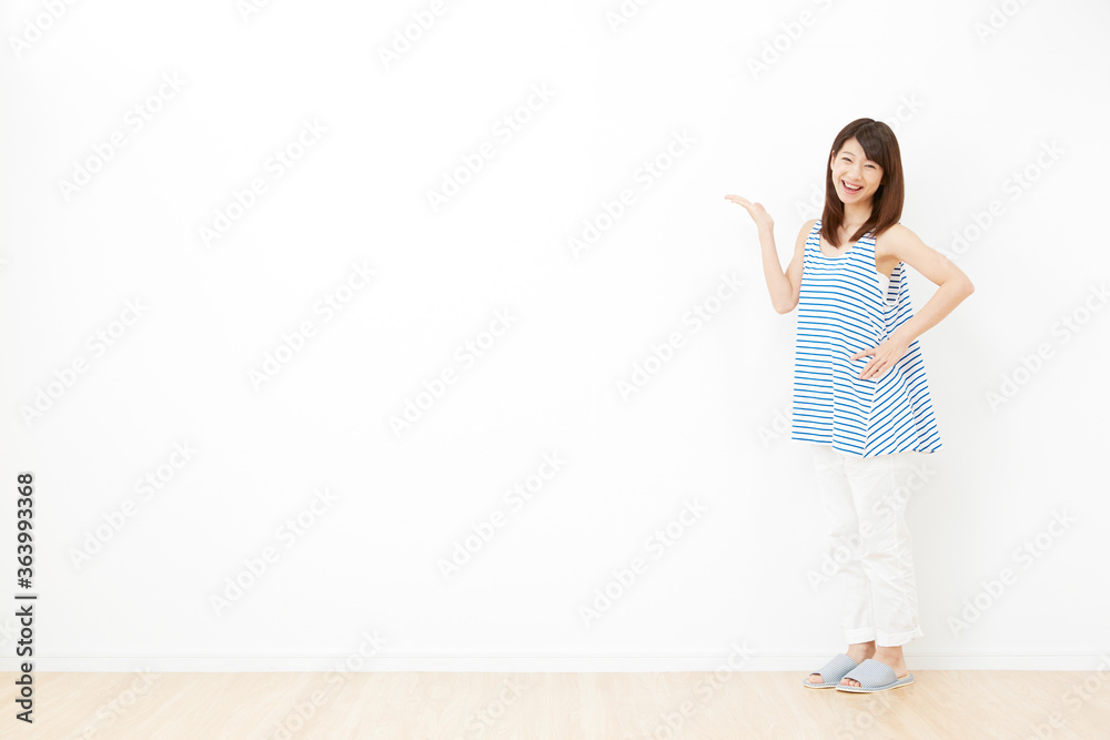 女性 リビング 女性 リビング